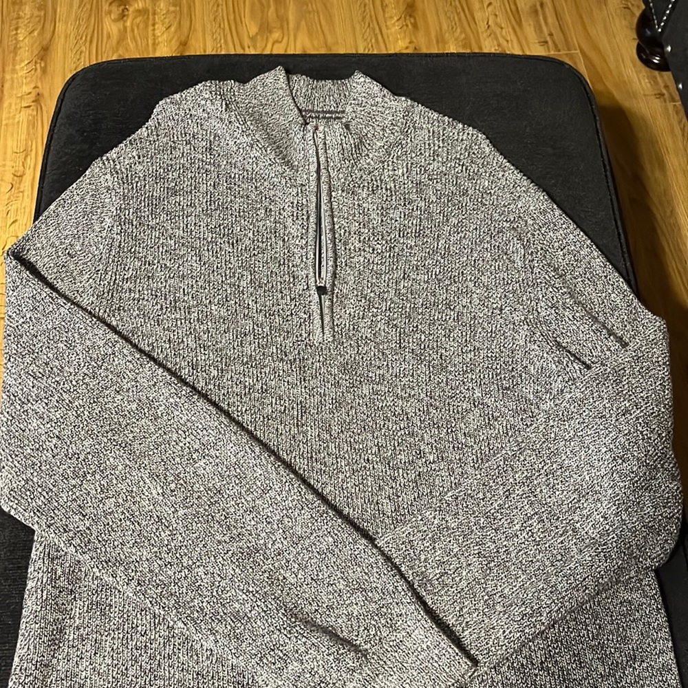 Like new Izod sweater Comes from a smoke free, pet free home